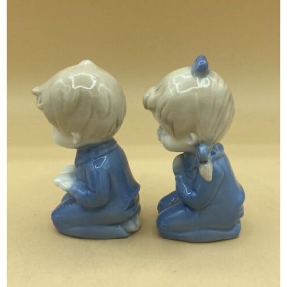 Vintage Pair of Kneeling Children Praying Blue Outfits Ceramic Japan - Picture 6 of 9